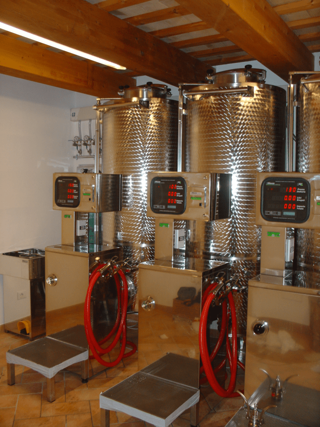 serbatoi per la distribuzione del vino con contalitri